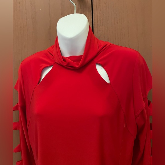 ⬇️ $39 ⬇️Marallis Collection Med Red Cold Shoulder Jersey long sleeved top. NWT. - Picture 2 of 14
